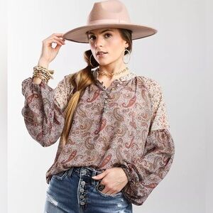 Buckle gimmicks Paisley top